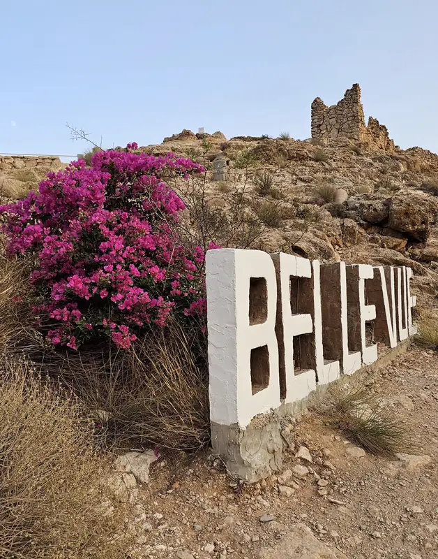 La Belle Vue et ses bougainvilliers, au-dessus du village