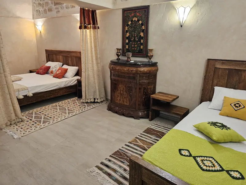 Chambre supérieure triple : lits, commode marquetée et tapis