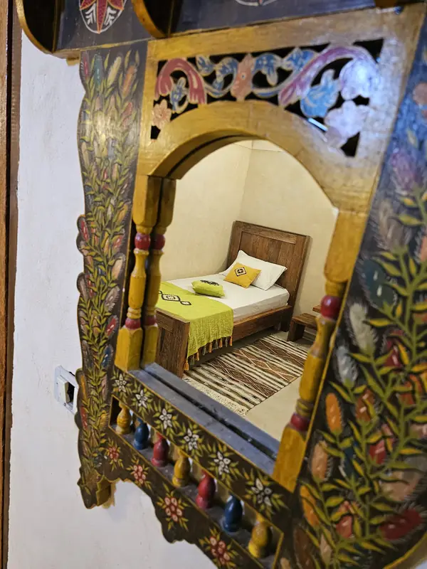 Miroir en bois peint traditionnel