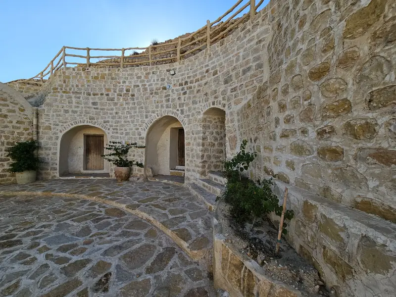 Les murs de pierre et les arches de l'ancienne maison troglodyte