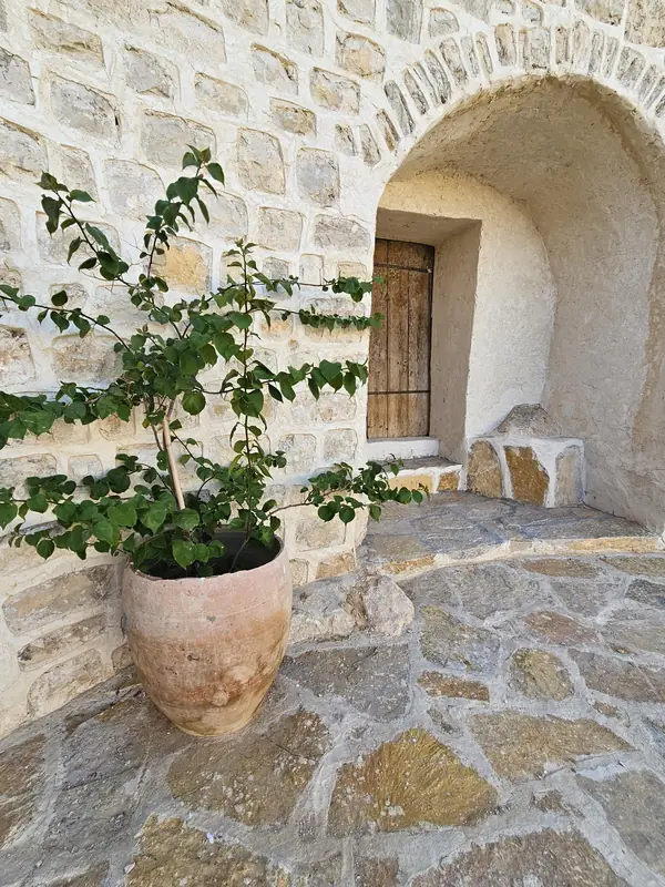 Portes en bois sous les arches de pierre des chambres troglodytes
