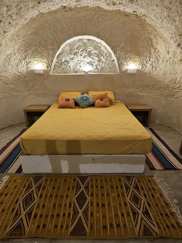 Chambre troglodyte et son kilim