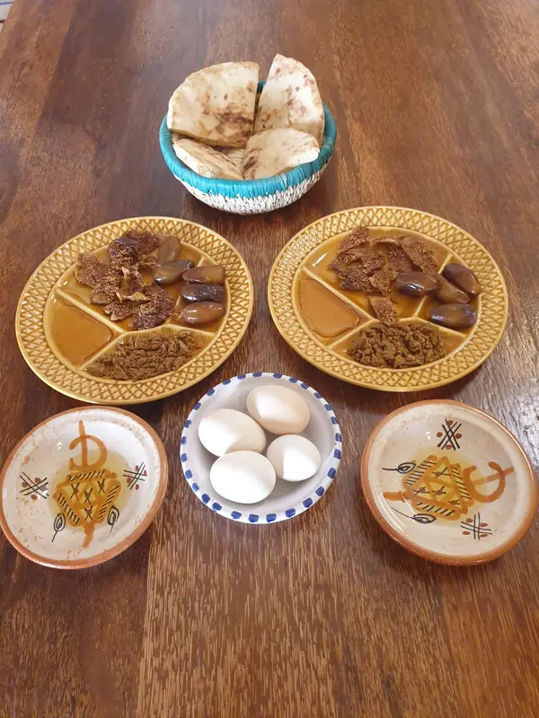 Petit-déjeuner traditionnel à Dar Zmen : pain maison, dattes, œufs et douceurs locales