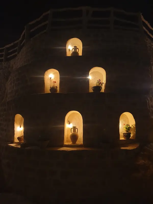 Les niches éclairées de la maison à la tombée de la nuit