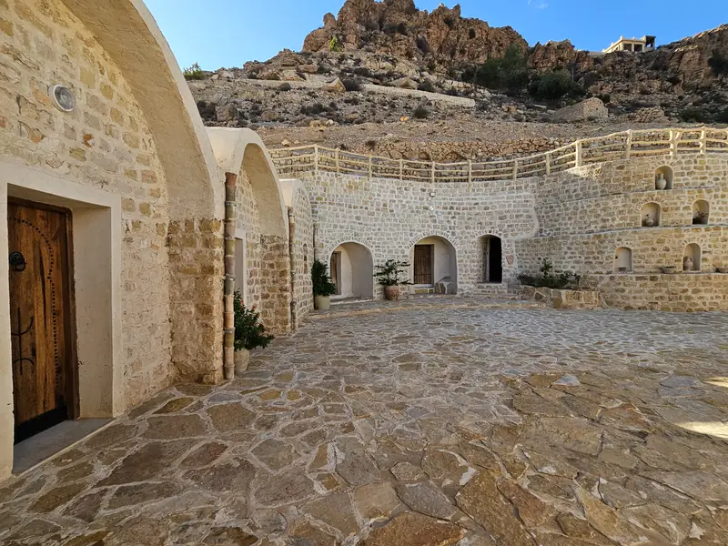 Le patio de Dar Zmen et ses chambres voûtées en pierre, face aux montagnes